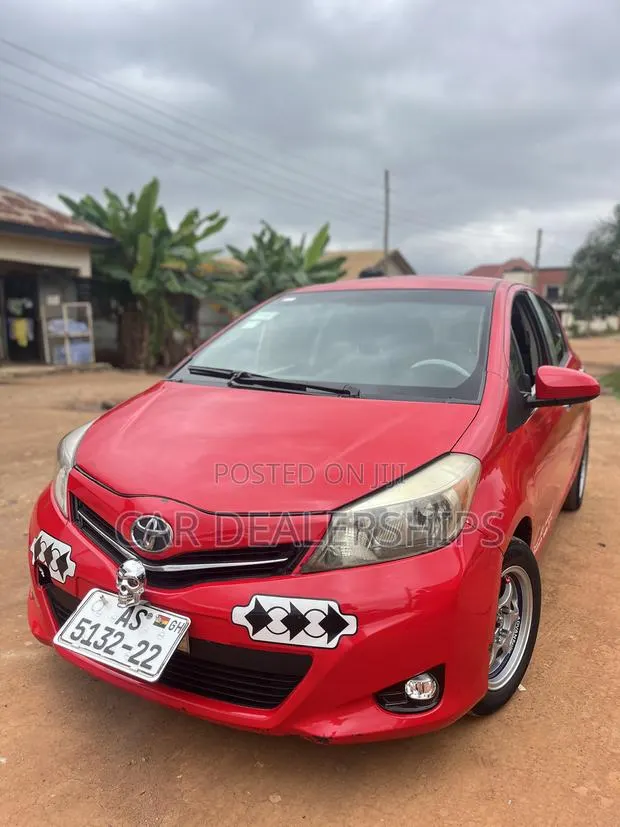 Toyota Yaris 2013 Red · Photo 1