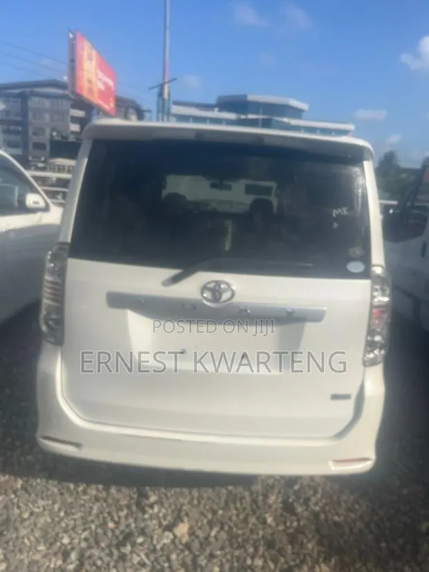 Toyota Voxy 2013 White · Photo 1