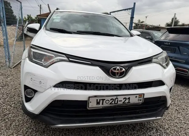 Toyota RAV4 Limited 4dr SUV AWD (2.5L 4cyl 6A) 2015 White · Photo 1