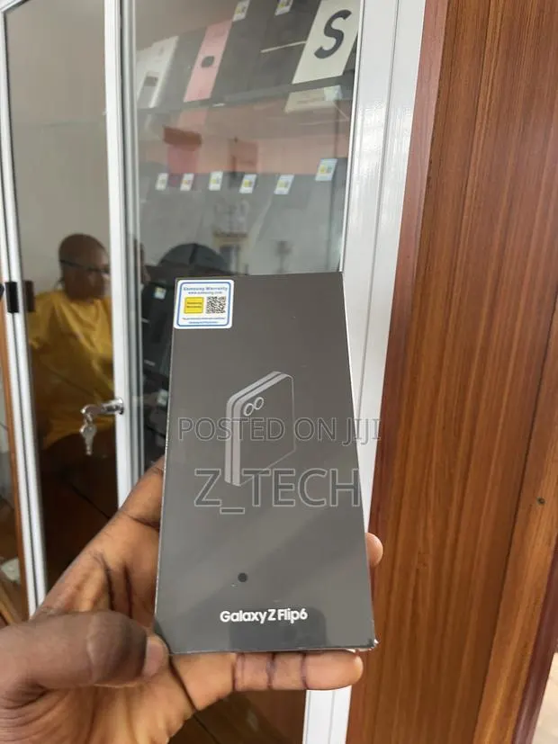 New Samsung Galaxy Z Flip6 256 GB Black · Photo 1