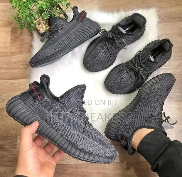 Adidas Yeezy Boost 350 V2 "Onyx" · Photo 1
