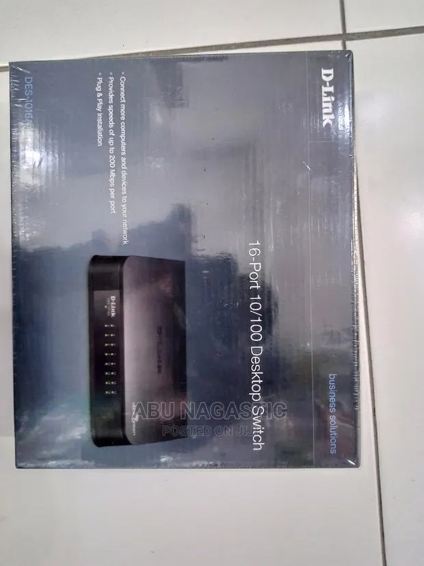 D-Link 16 Port 10/100mbps Desktop Switch · Photo 1
