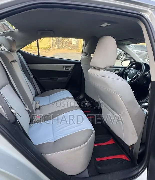 Toyota Corolla LE Eco (1.8L 4cyl 2A) 2018 Silver · Photo 1