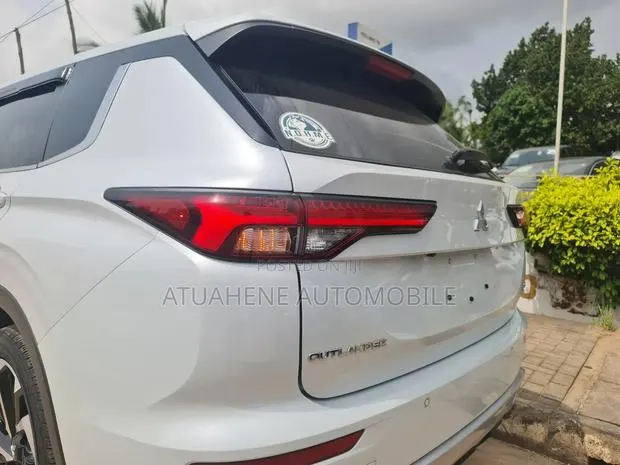 Mitsubishi Outlander SE 2022 White · Photo 1