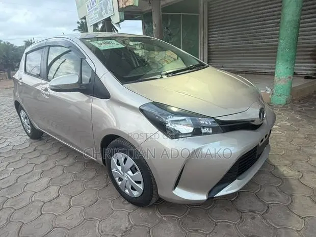 Toyota Vitz 1.3 FWD 5dr 2015 Brown · Photo 1