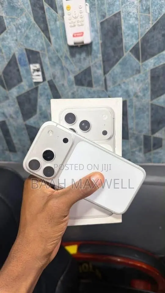Apple iPhone 17 Pro Max 256 GB White · Photo 1