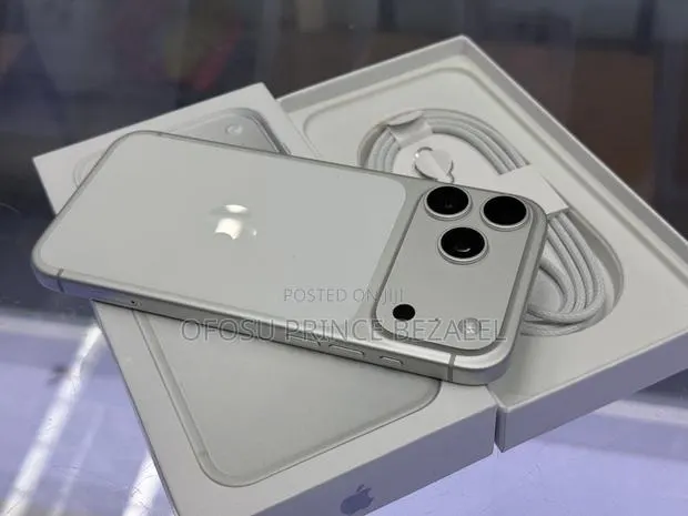 Apple iPhone 17 Pro Max 512 GB Silver · Photo 1
