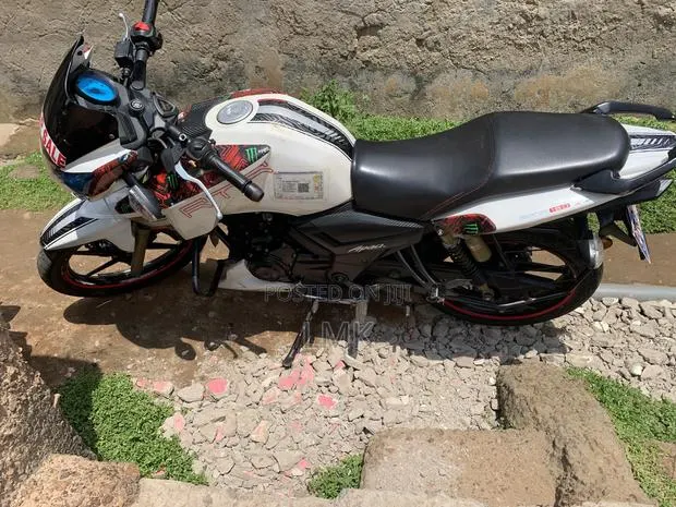 TVS Apache 180 RTR 2024 White · Photo 1