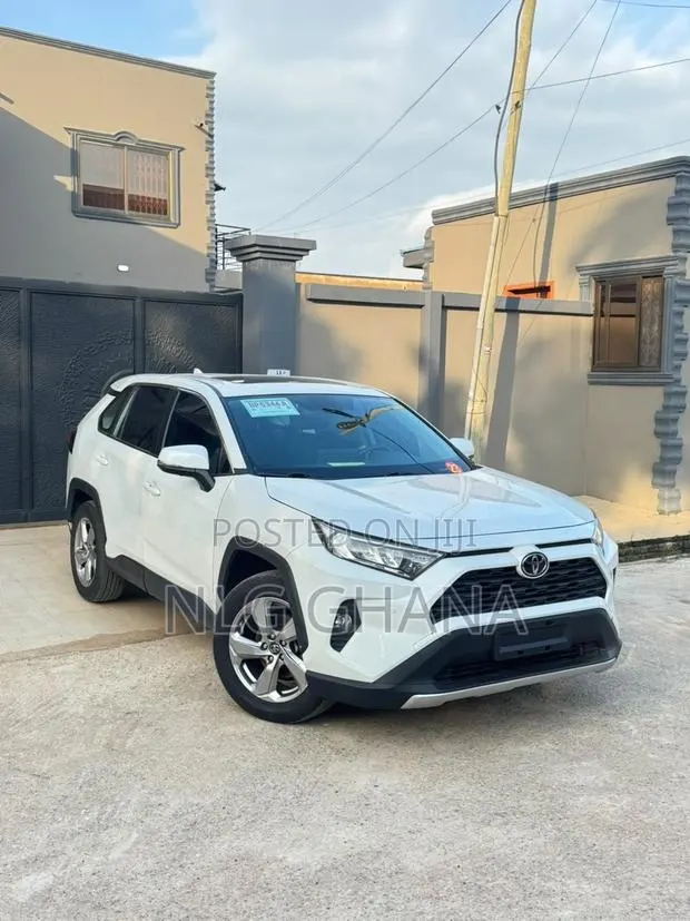 New Toyota RAV4 2023 White · Photo 1
