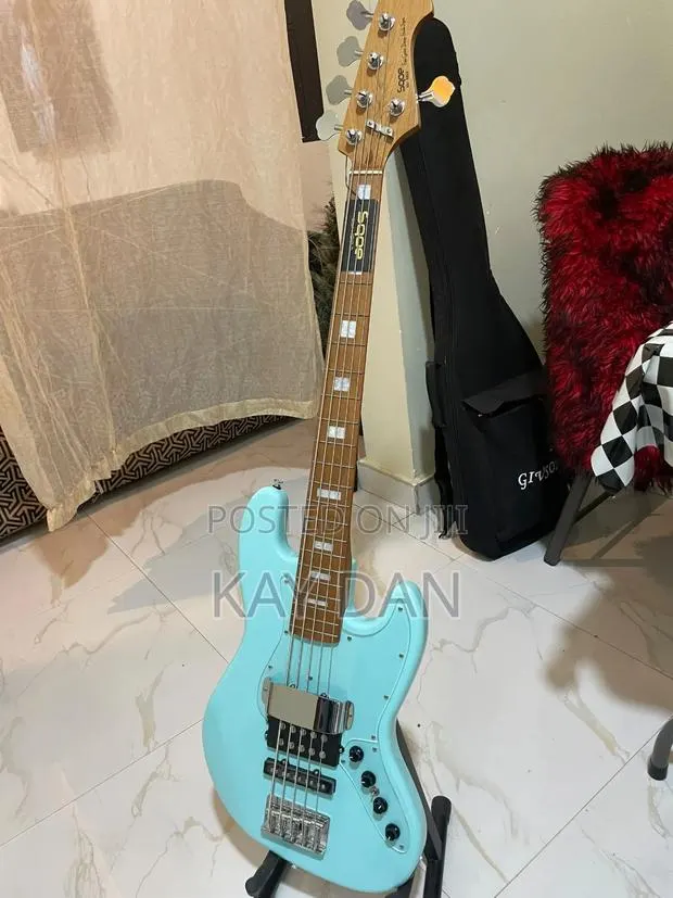 Sqoe Active Bass Guitar · Photo 1