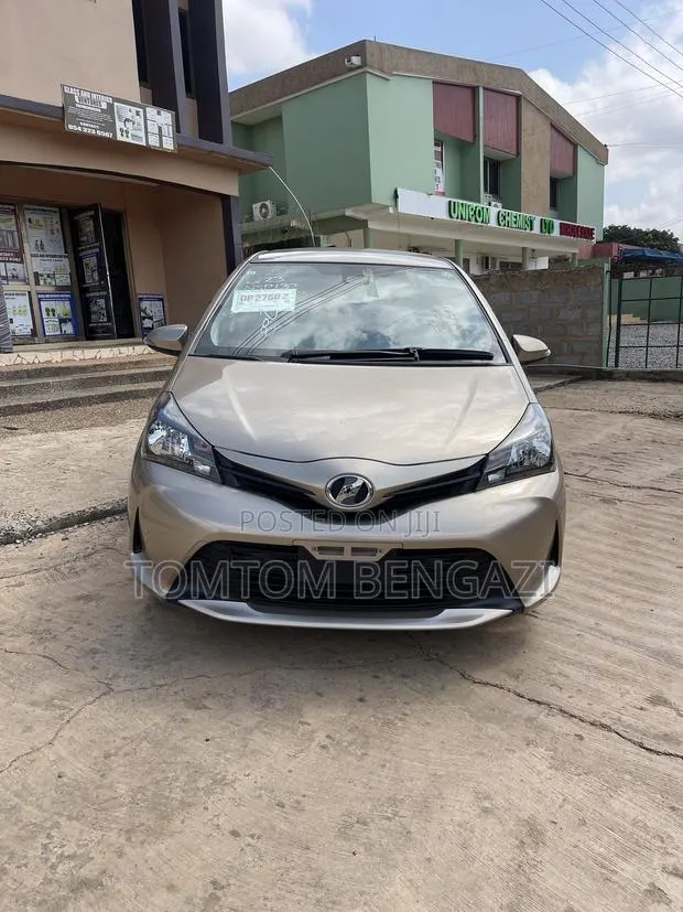 Toyota Vitz 1.3 FWD 5dr 2015 Gold · Photo 1