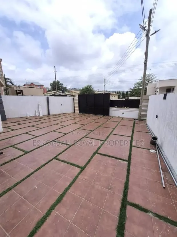 4bdrm House in Ashoman, Police Station for sale · Photo 2