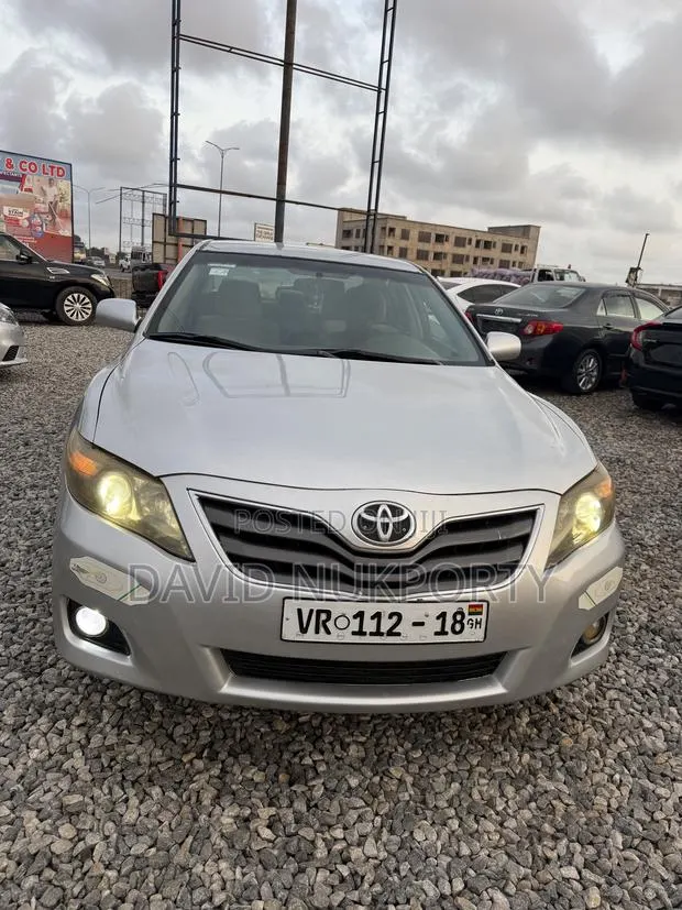 Toyota Camry 2010 Silver · Photo 1