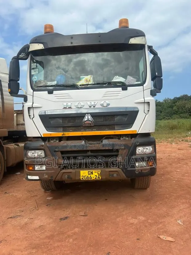 Flatbed Sinotruk Howo TX Heavy-Duty Commercial Truck · Photo 1