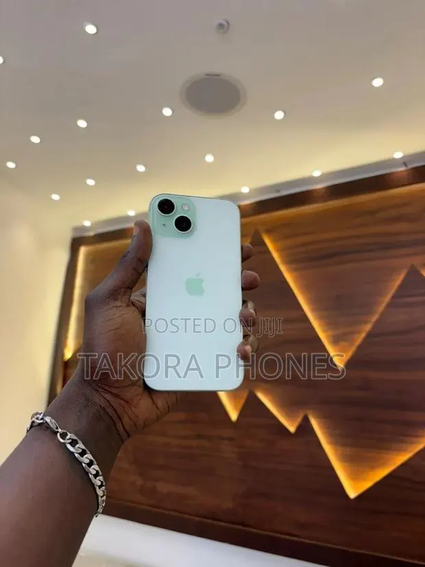 Apple iPhone 15 128 GB Green · Photo 1