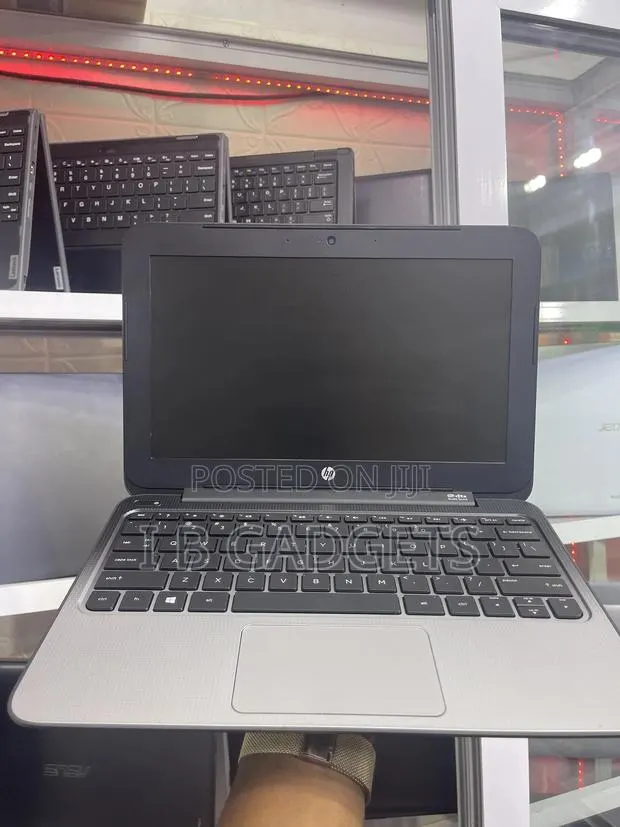 Laptop HP Stream 11 2GB Intel Celeron SSD 32GB · Photo 1