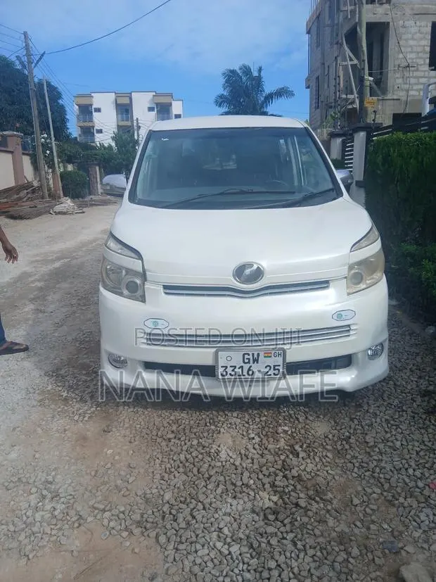 Toyota Voxy 2013 White · Photo 1