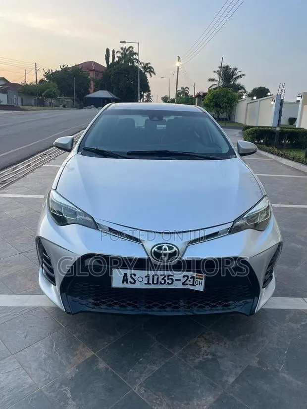 Toyota Corolla SE 4dr Sedan (1.8L 4cyl CVT) 2017 Silver · Photo 1