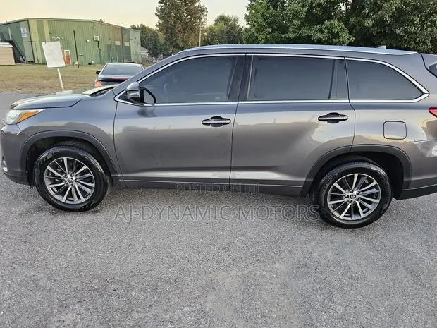 Toyota Highlander LE 4x2 V6 (3.5L 6cyl 8A) 2018 Burgundy · Photo 1