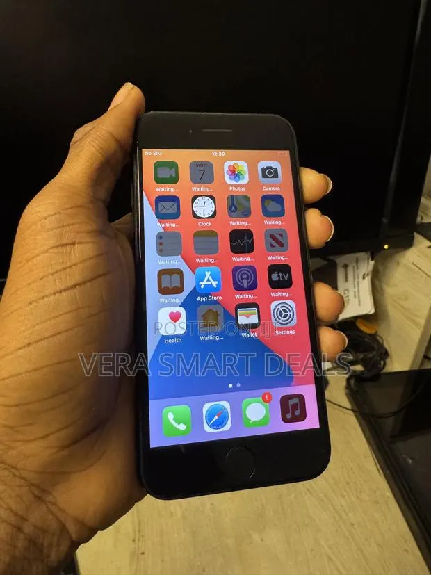 New Apple iPhone SE 64 GB Black · Photo 1