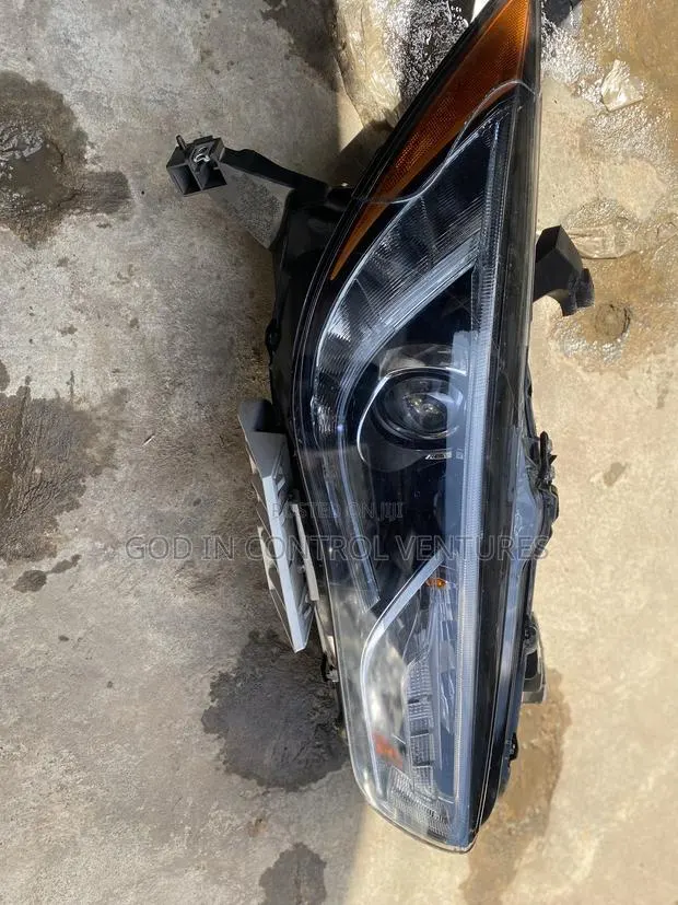 Infiniti QX60 Headlight · Photo 1