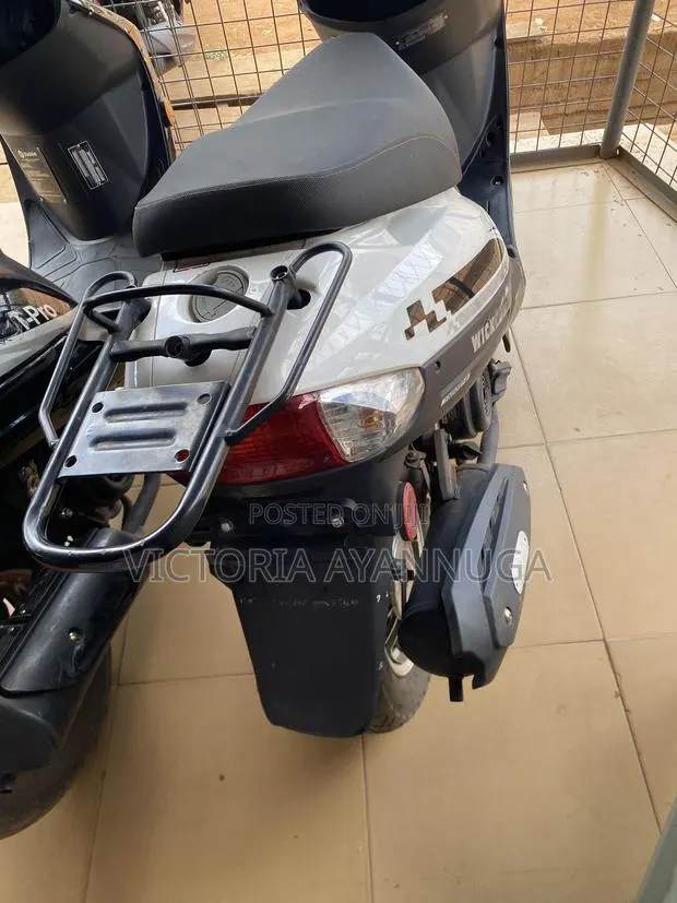Motorcycle 2021 White · Photo 1