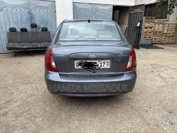 Hyundai Accent 2011 Silver · Photo 1