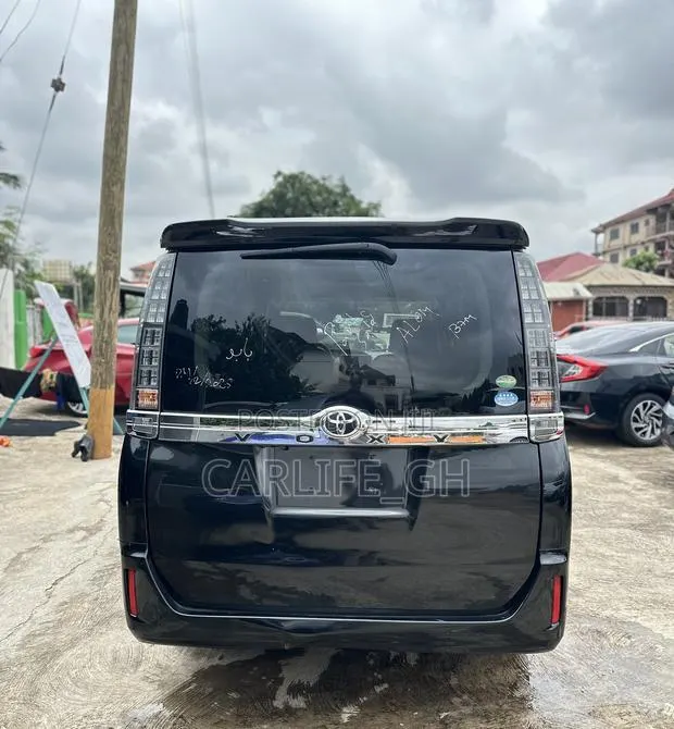 Toyota Voxy X 4WD 7-Seater 2015 Black · Photo 1