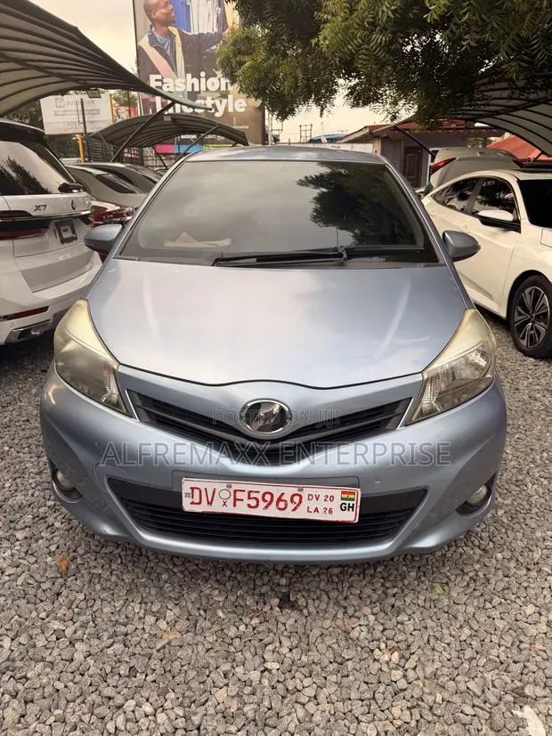 Toyota Vitz 1.5 FWD 5dr 2013 Blue · Photo 1
