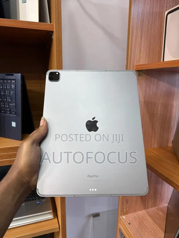 Apple iPad Pro 12.9 (2022) 1 TB Gray · Photo 1