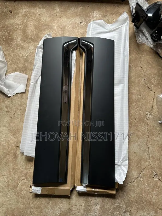 CR-V 2017 - 2020 Front Door Mould Chrome · Photo 1