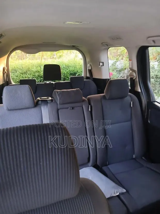 Toyota Voxy V 4WD 8-Seater 2017 White · Photo 1