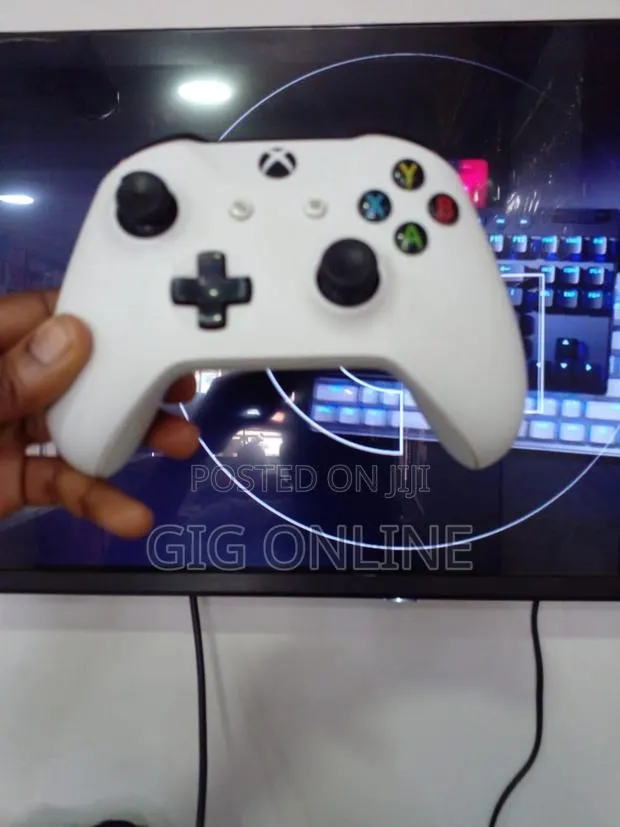 UK Used Xbox One S Controller · Photo 1