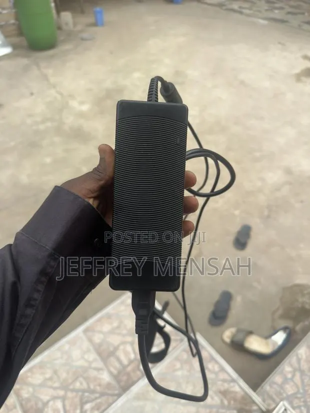 HP 120w Charger · Photo 1