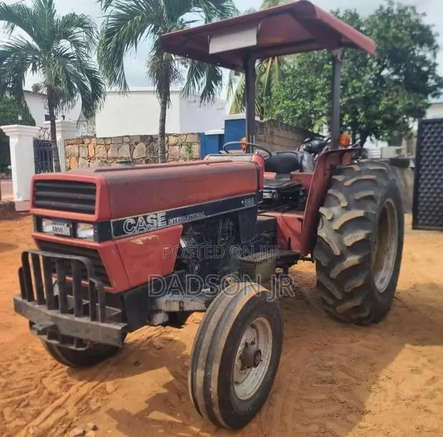 Case Ih 585 Utility Tractor – · Photo 1