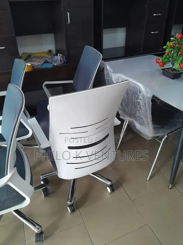 Office Swivel White Chair · Photo 1