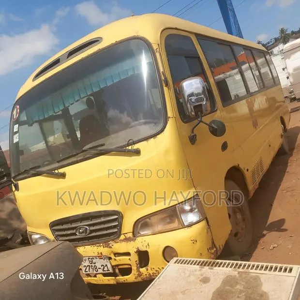 Hyundai County 2012 Yellow · Photo 1