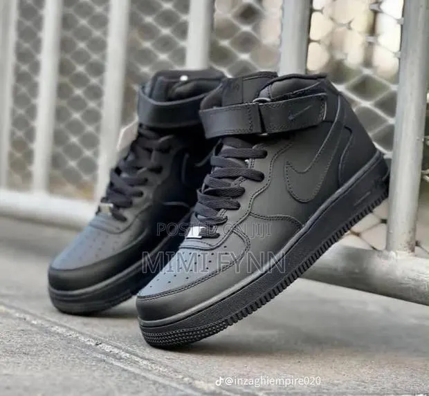 Nike Sneakers · Photo 1