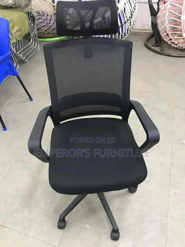 Comfortable Swivel Office Chair · Photo 1