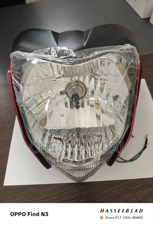Motorcycle Yamaha YBR 125Yamaha YBR 125 Headlight · Photo 1