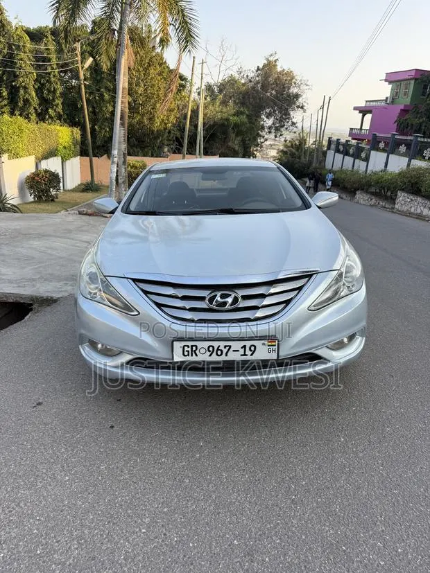 Hyundai Sonata GLS Sedan FWD (2.4L 4cyl 6A) 2011 Silver · Photo 1