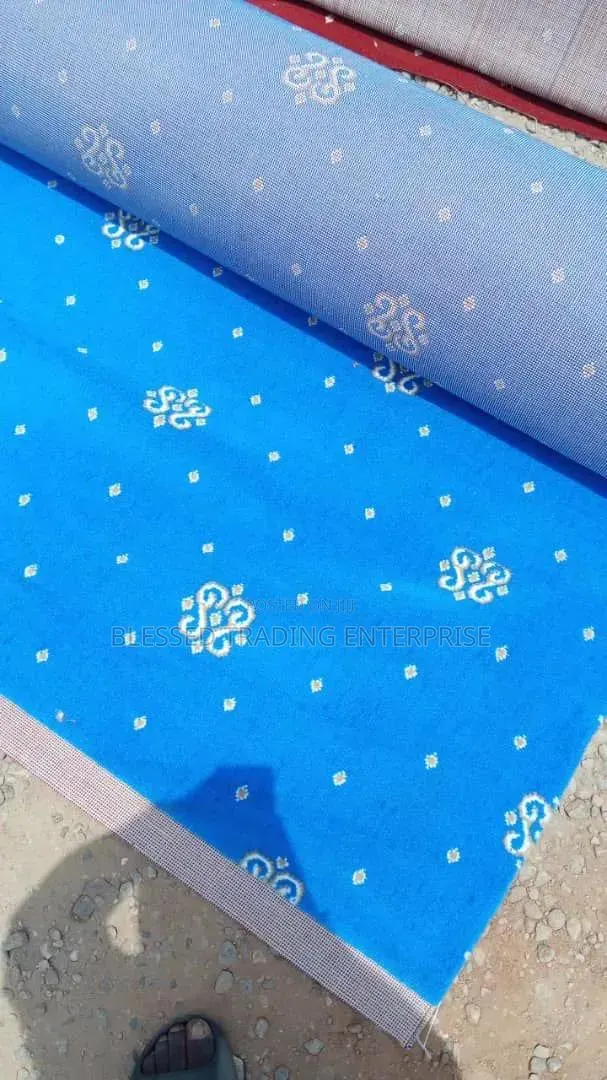 High Quality Woolen Carpet With Modern and Circular Design · Photo 1