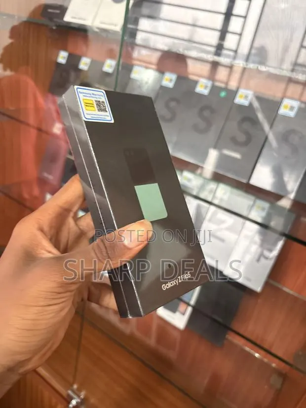 New Samsung Galaxy Z Flip5 256 GB Green · Photo 1