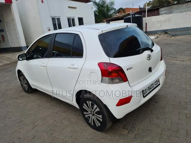 Toyota Vitz 2009 Off white · Photo 1