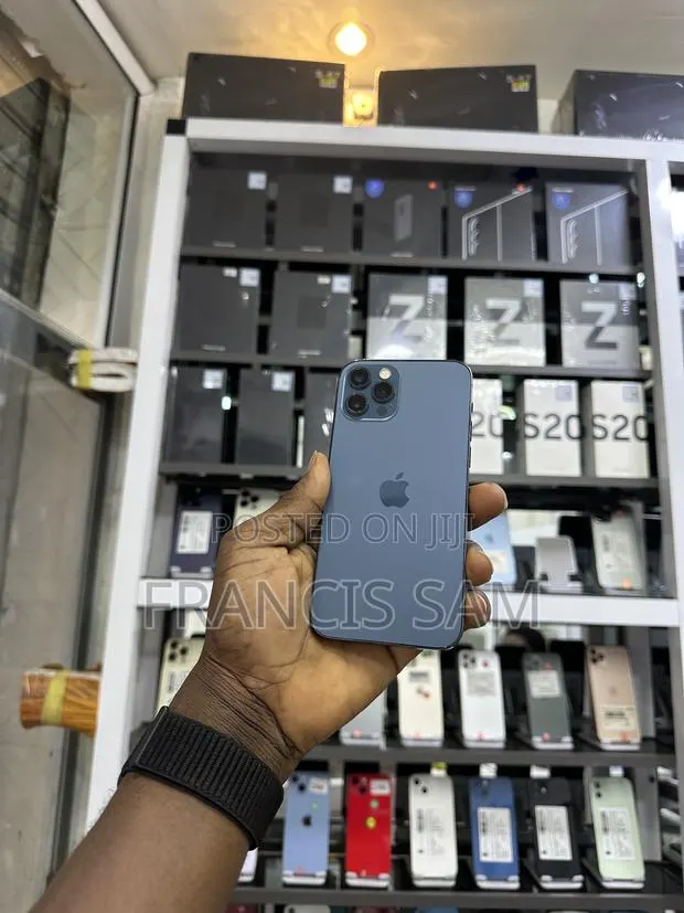 Apple iPhone 12 Pro 128 GB Blue · Photo 1