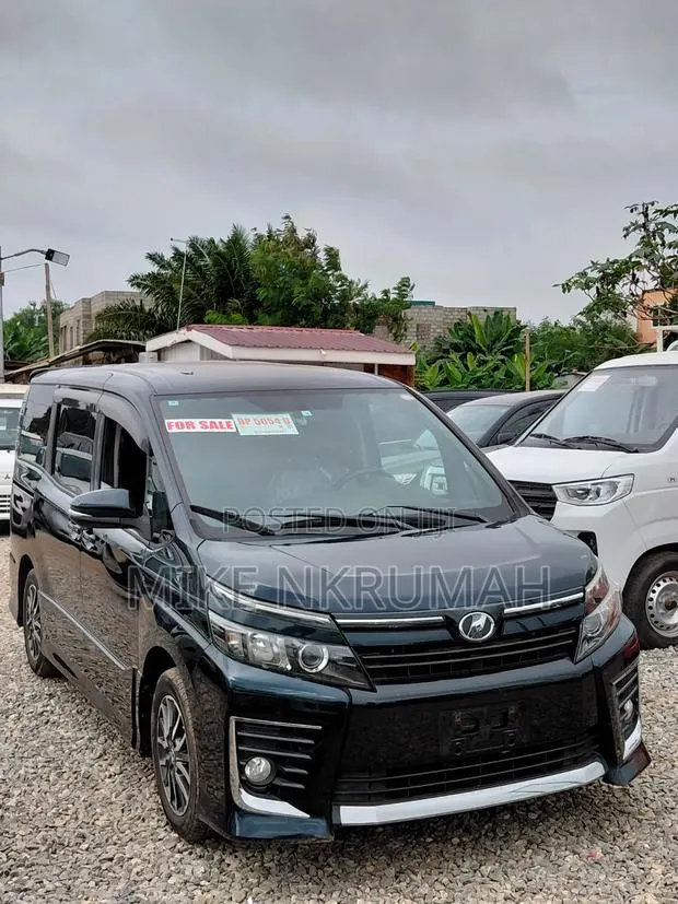 Toyota Voxy 2014 Blue · Photo 1