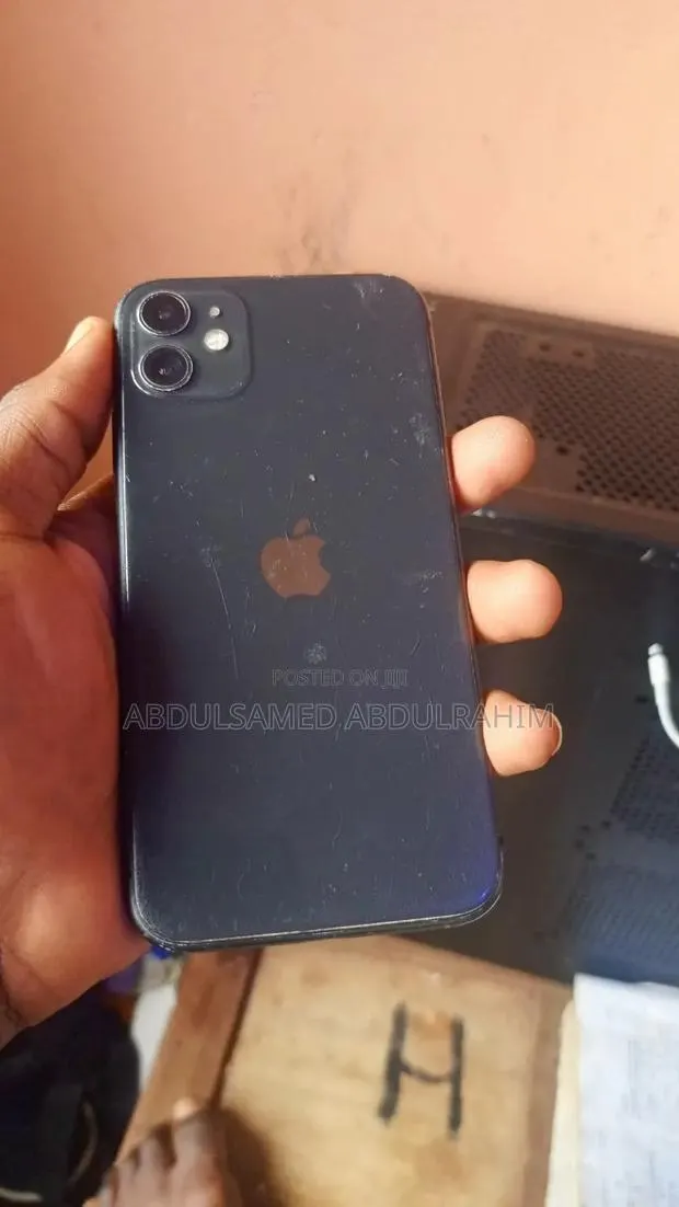 Apple iPhone 11 64 GB Gray · Photo 1