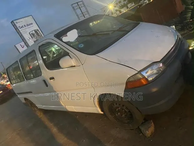 Toyota HiAce 2005 White · Photo 1