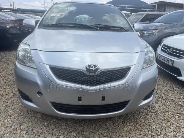 Toyota Belta 2012 Silver · Photo 1