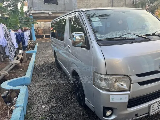 Toyota HiAce 2015 Silver · Photo 1